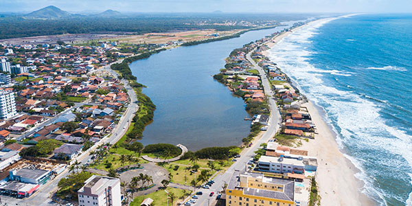 Imagem de cima da praia de Barra Velha