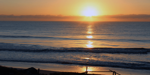 Nascer do sol no mar, com o sol refletindo na água